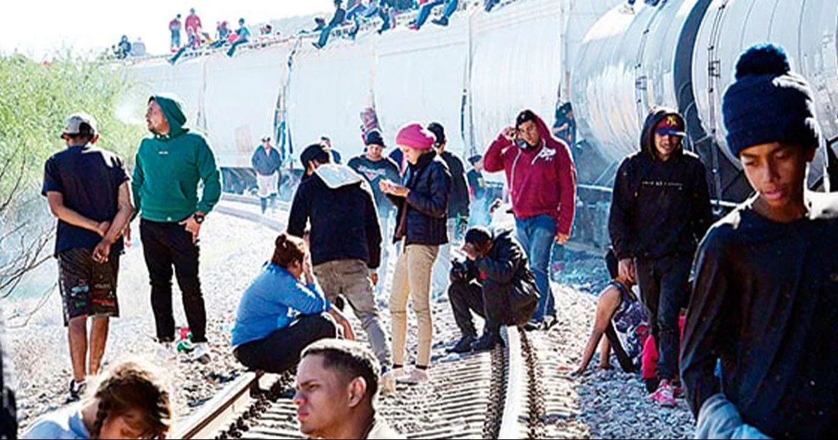 La mayoría esperaba que los vagones continuarán su marcha, otros optaron por avanzar a pie