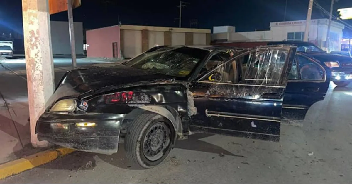 Se estampa auto en poste de CFE en Acuña