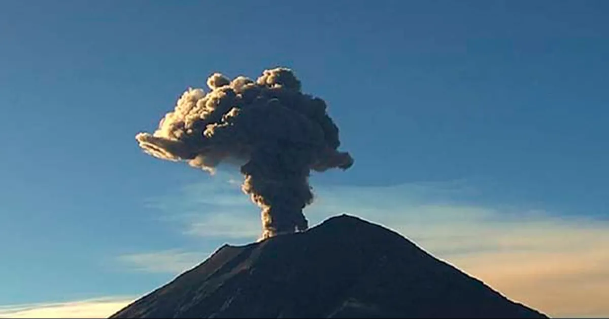 Durante la mañana de este lunes mantenía una leve emisión de vapor de agua y gases volcánicos que se dispersaban hacia el sureste.
