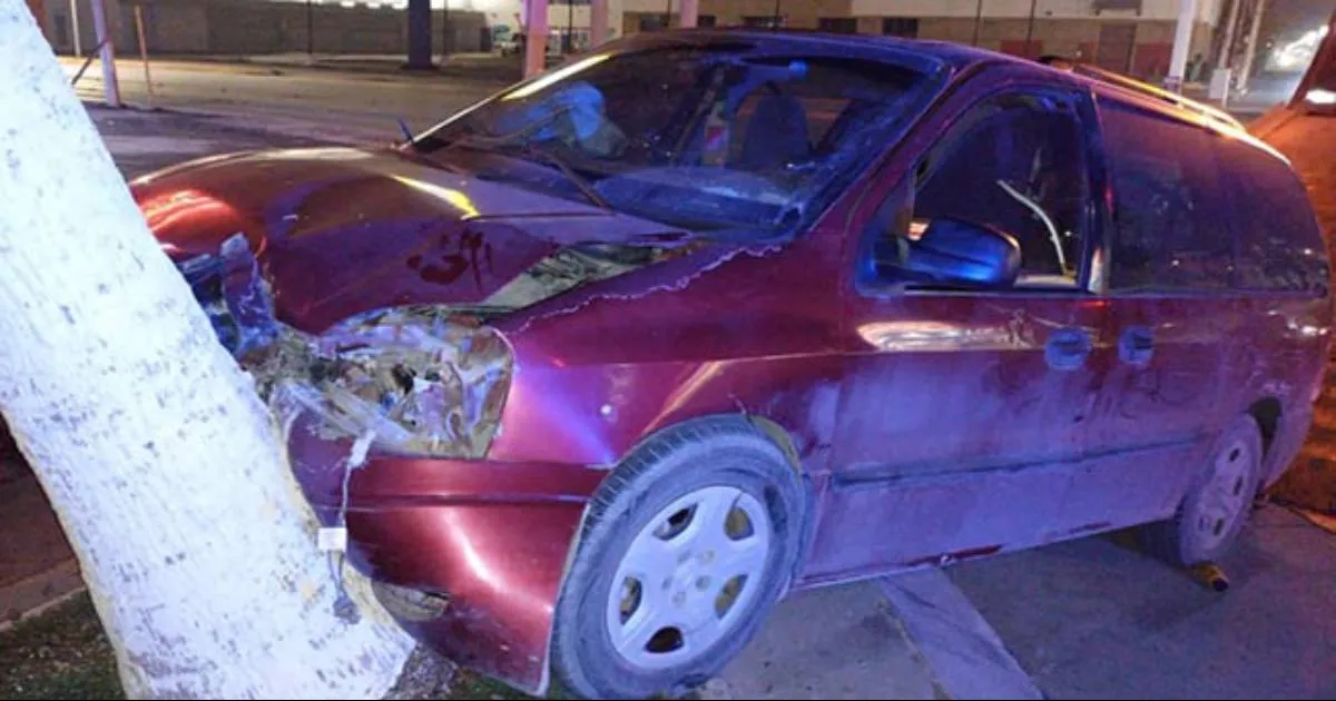 Se estrella con su auto contra una palmera en Acuña