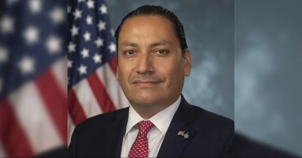 El funcionario del Departamento de Seguridad Nacional de EU, Luis Miranda, también exhortó a los indocumentados a no creer en los traficantes de personas y los invito a realizar sus trámites por las vías legales.