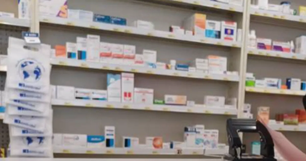 Las cadenas farmacéuticas ofrecen un número telefónico a través para que las personas puedan solicitar información sobre existencia de diferentes medicamentos incluida la vacuna