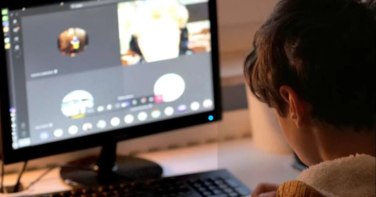 El doctor Juan Carlos Hernández recomendó el uso de lentes que bloqueen la luz azul sobre todo si se está muy expuesto al uso excesivo de celulares, tablets y otros.