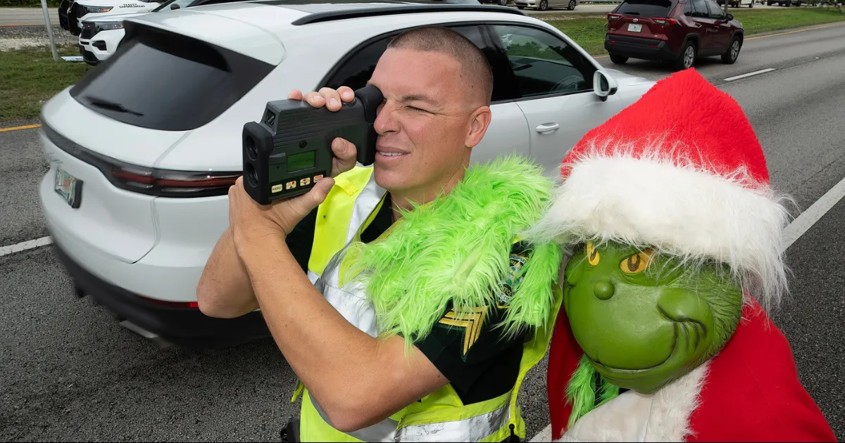 A Lou Caputo se le ocurrió la idea hace 21 años y se convirtió en una tradición navideña con la que recuerda a los conductores no exceder su velocidad