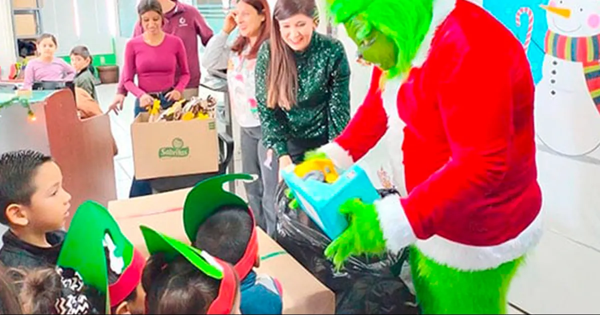 Disfrutan pequeños de festejo navideño