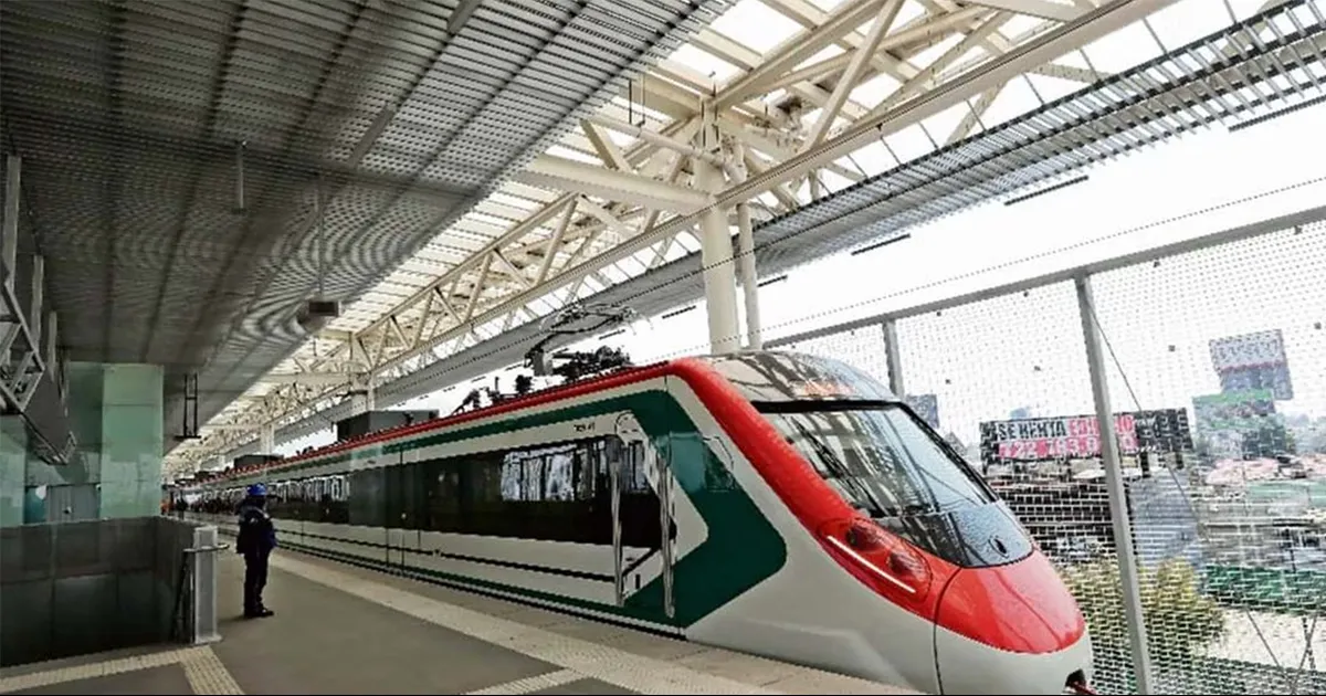 Montan columnas del Tren El Insurgente México-Toluca en terminal Observatorio