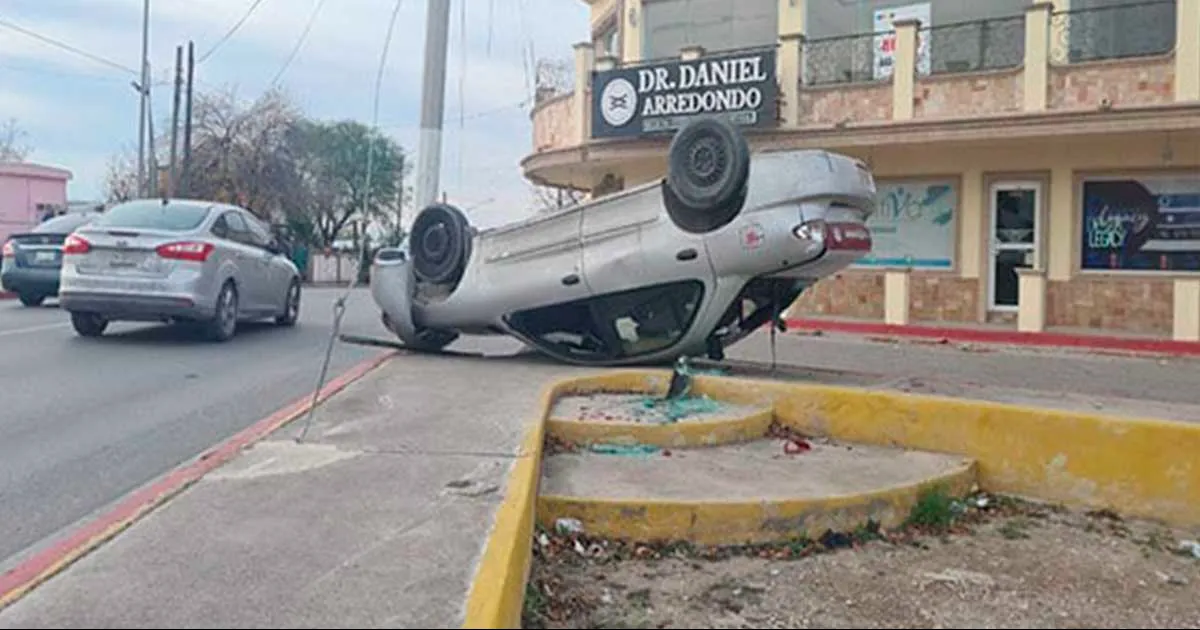 Vuelca en el par vial Alejo González