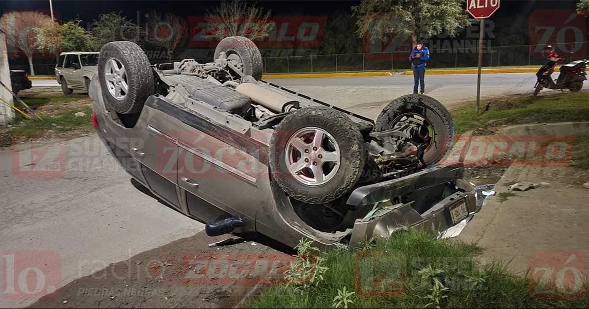 Aparatoso accidente deja una unidad volcada en la Hacienda de Luna