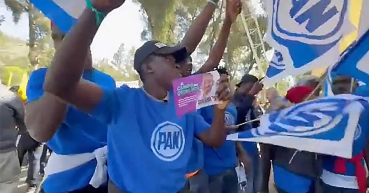 Panistas acarrean a migrantes haitianos para evento de precandidato