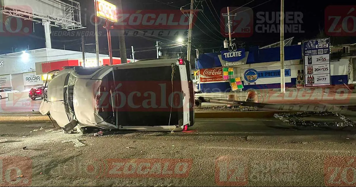 Ebrio vuelca su camioneta y resulta lesionada su acompañante