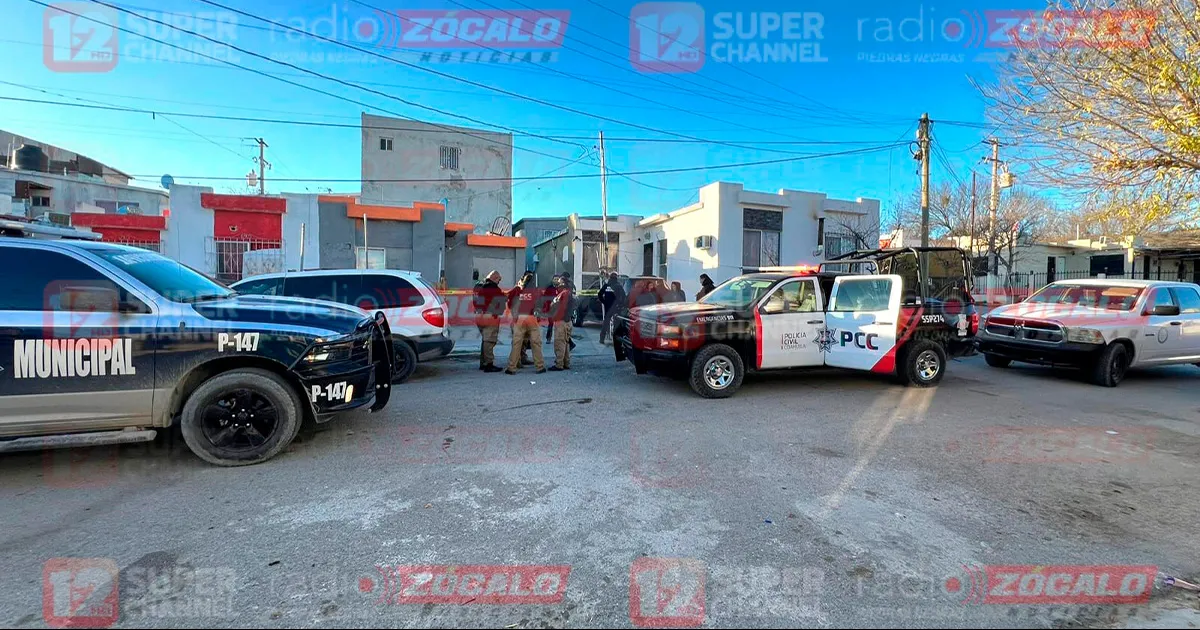 Paramédicos de Cruz Roja trasladaron al hombre al Centro de Salud para su atención médica.
