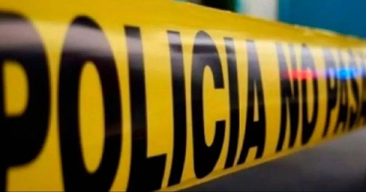 A pesar del frío, logró pasar la noche sin cobija alguna, sólo usando un cartón como cama.