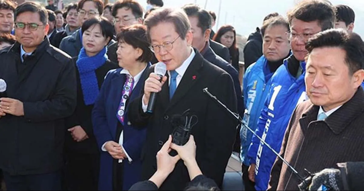 Lee Jae-myung, recibió el alta médica y abandonó el hospital de Seúl donde ha estado ingresado tras ser apuñalado en el cuello.