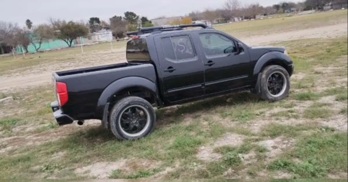 Supuestos compradores engañaron al propietario y lo despojaron de su Nissan Frontier en hechos ocurridos sobre el bulevar V. Carranza