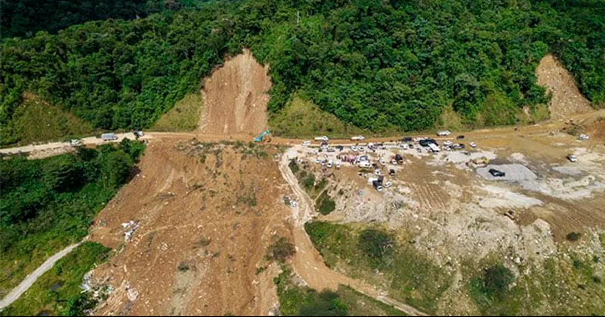 El derrumbe se produjo el viernes por la tarde y sepultó a varios vehículos que estaban detenidos
