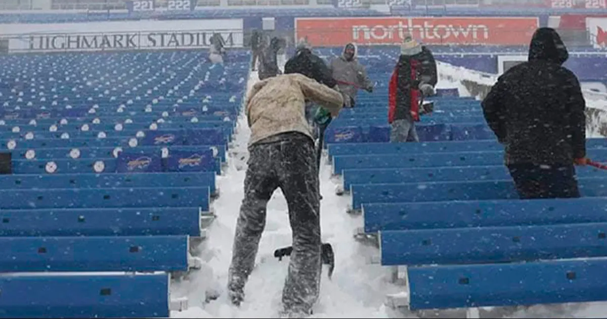 El equipo pagó 20 dólares por hora con comida incluida a toda aquella persona que se uniera a los trabajos para ir quitando la nieve.