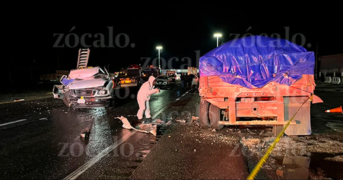 Un hombre falleció prensado y otro más resultó lesionado después de chocar contra un tráiler estacionado en la Carretera de Cuota Federal 57
