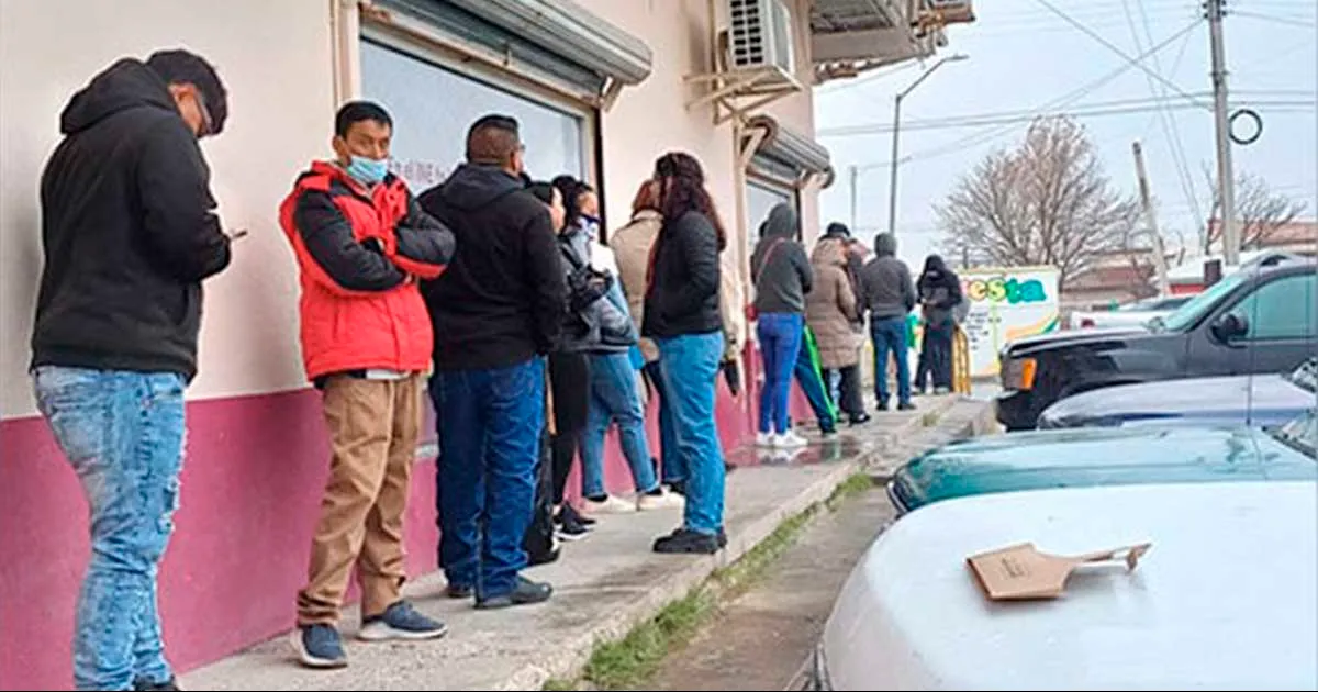 Pese a las condiciones del clima, personas de distintos sectores se concentraron en el módulo de atención ciudadana para solicitar el trámite de inscripción al padrón electoral.