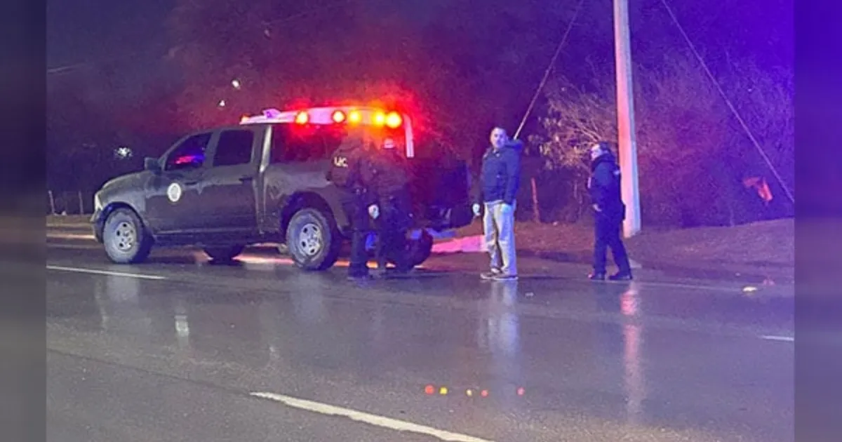 El hombre murió en el percance al ser embestido por una camioneta negra que escapó del lugar.