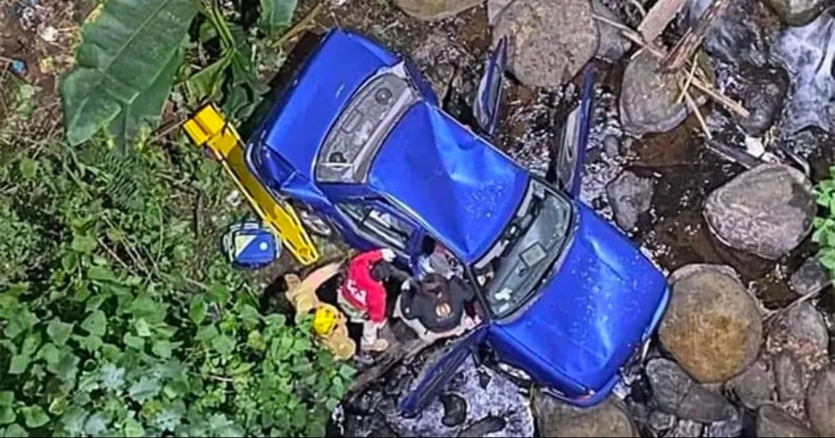 Pareja vuelca en barranco de Michoacán y sobrevive tras 18 horas atrapada en el auto