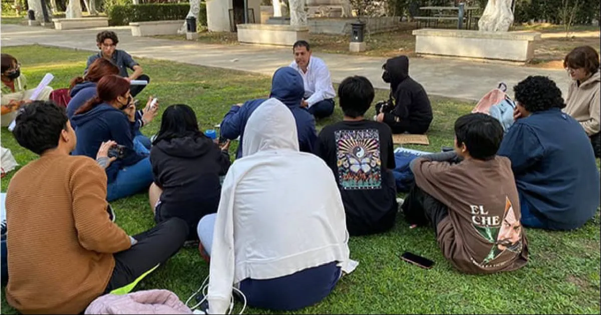 El aspirante conversó con un grupo de estudiantes que manifestó su descontento ante su candidatura a la rectoría de la UAdeC