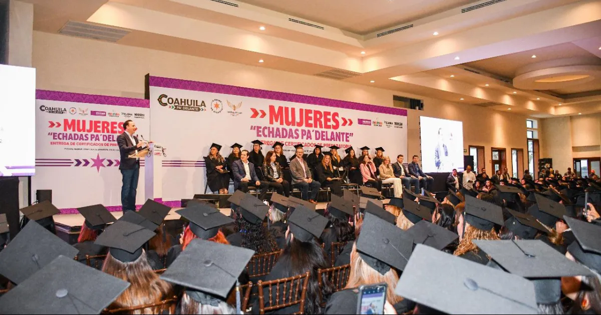 Entregan Manolo y Norma Treviño más de 700 certificados de preparatoria abierta a “Mujeres echadas pa´delante”
