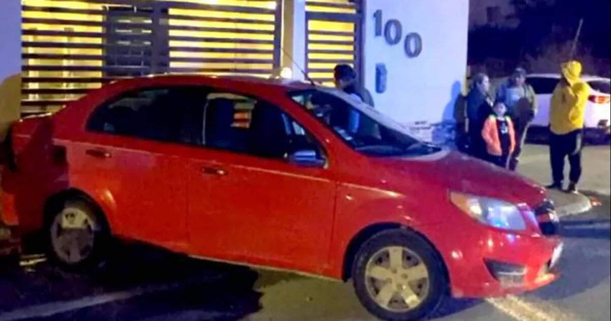 Choca su auto contra barda y otro vehículo