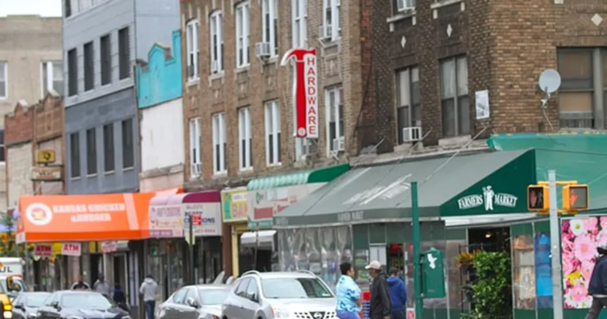 Un joven de 21 años murió baleado en el sótano de un edificio residencial en Brooklyn. El pistolero se dio a la fuga y no ha sido capturado