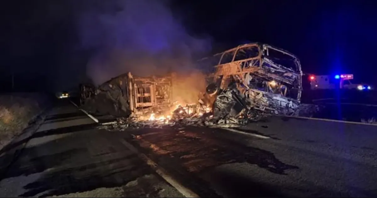 Otras 22 personas resultaron heridas tras el choque entre un autobús de pasajeros y un tráiler.