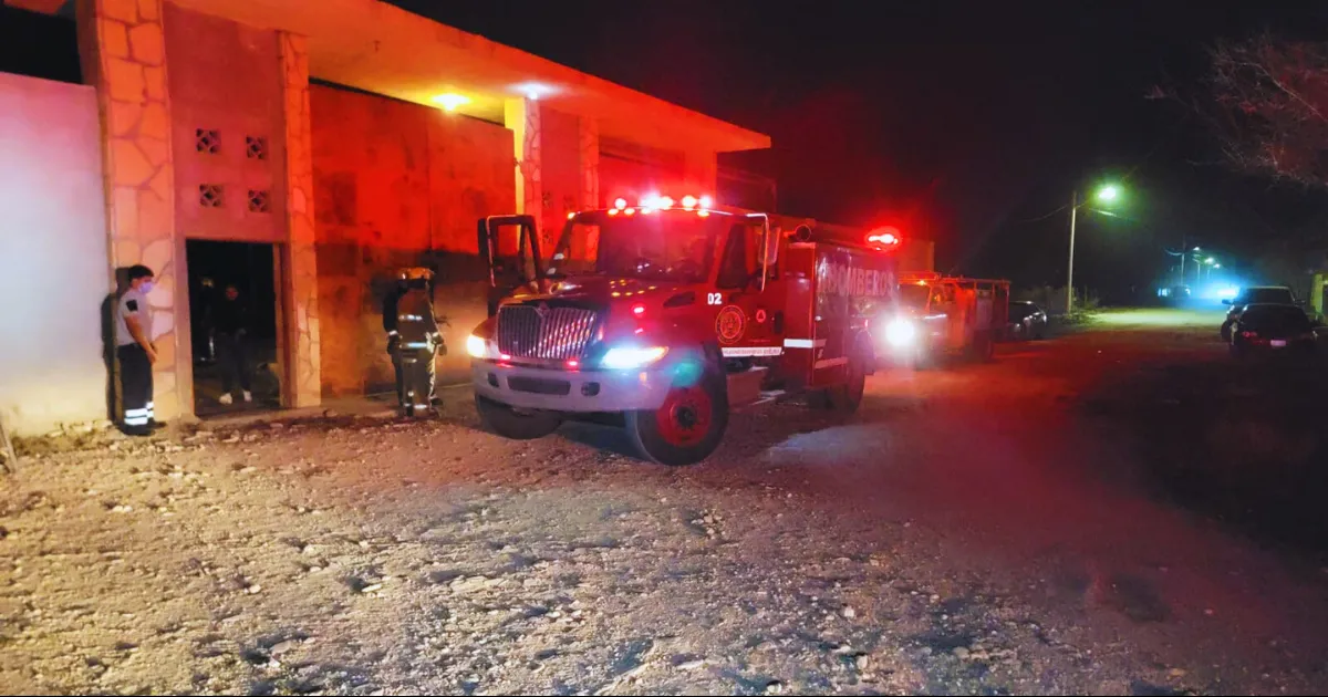 Los dueños del lugar llegaron poco después de los bomberos, señalando que no sabían que pudo provocar el fuego pues el lugar estaba solo en esos momentos.