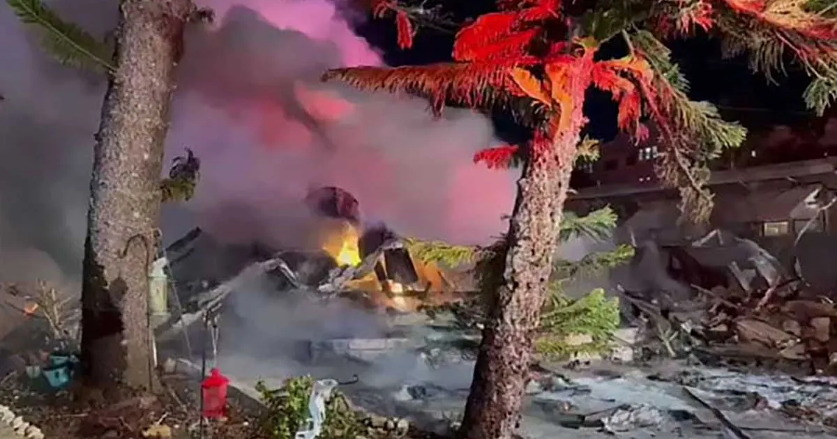 Las autoridades locales recibieron un reporte por un incendio de al menos cuatro casas rodantes tras el impacto de una aeronave