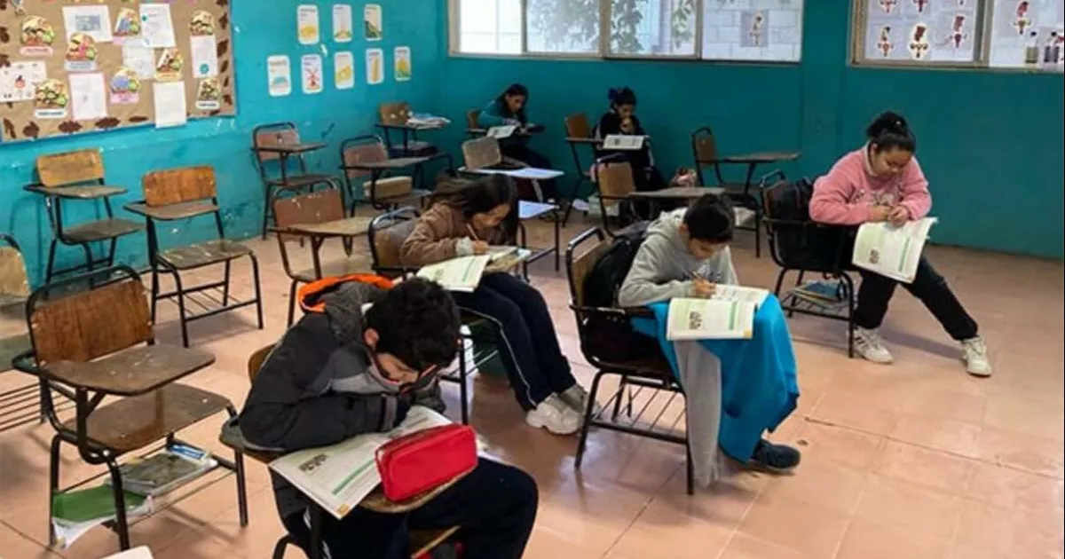 A través de grupos de WhatsApp y de publicaciones en Facebook, usuarios están ofreciendo el servicio para registrar a los alumnos