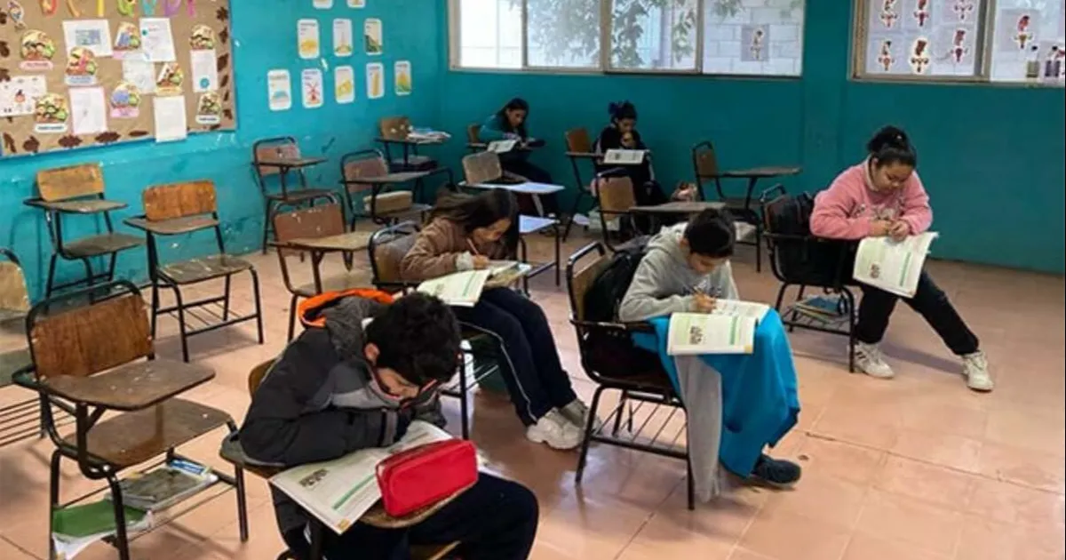 A través de grupos de WhatsApp y de publicaciones en Facebook, usuarios están ofreciendo el servicio para registrar a los alumnos