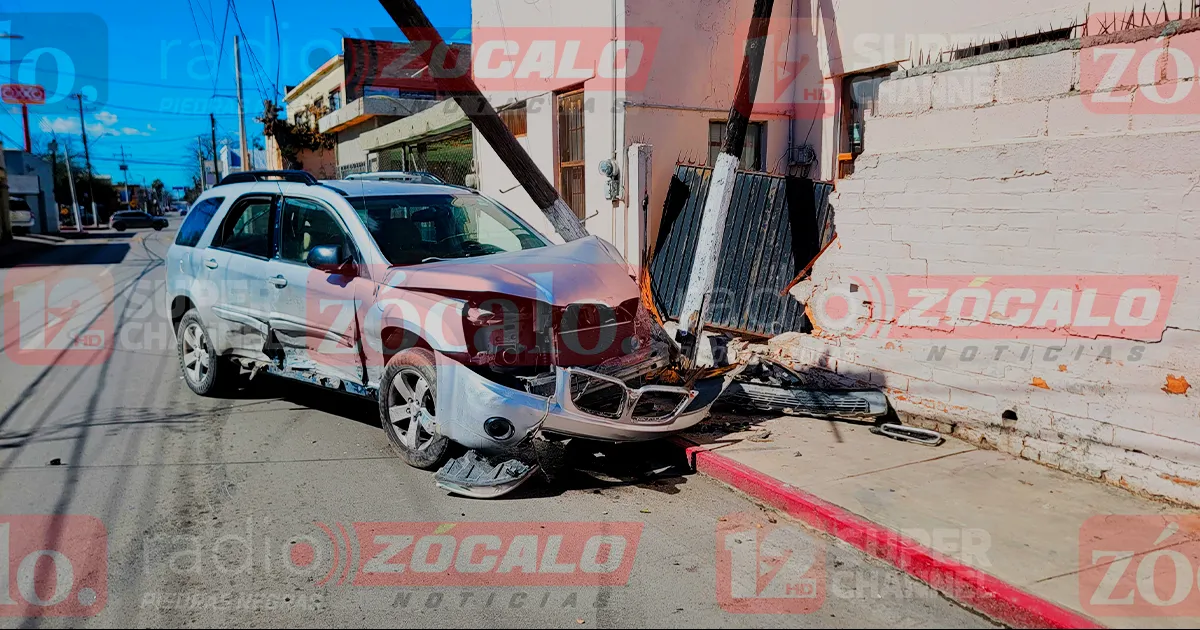 El vehículo afectado se estrelló contra un poste de telecomunicaciones y con la barda de un domicilio