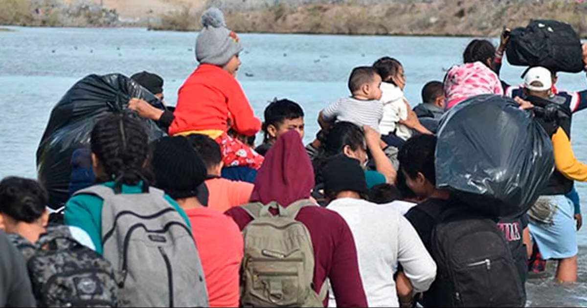 Denuncian migrantes abusos, extorsión y freno pese a permiso