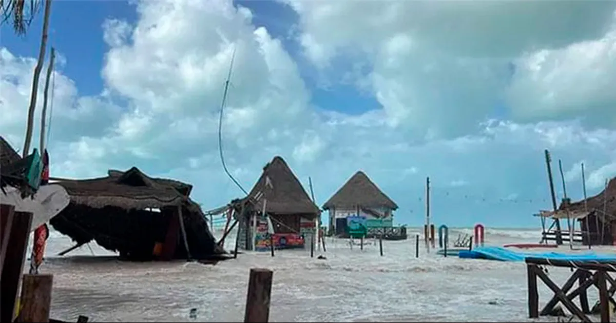 Frente frío 32 tira postes en Holbox e inunda las calles