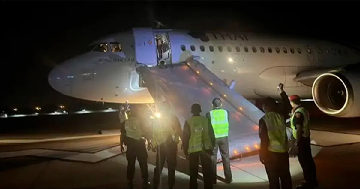 Detienen a un pasajero canadiense tras abrir puerta de un avión en Tailandia