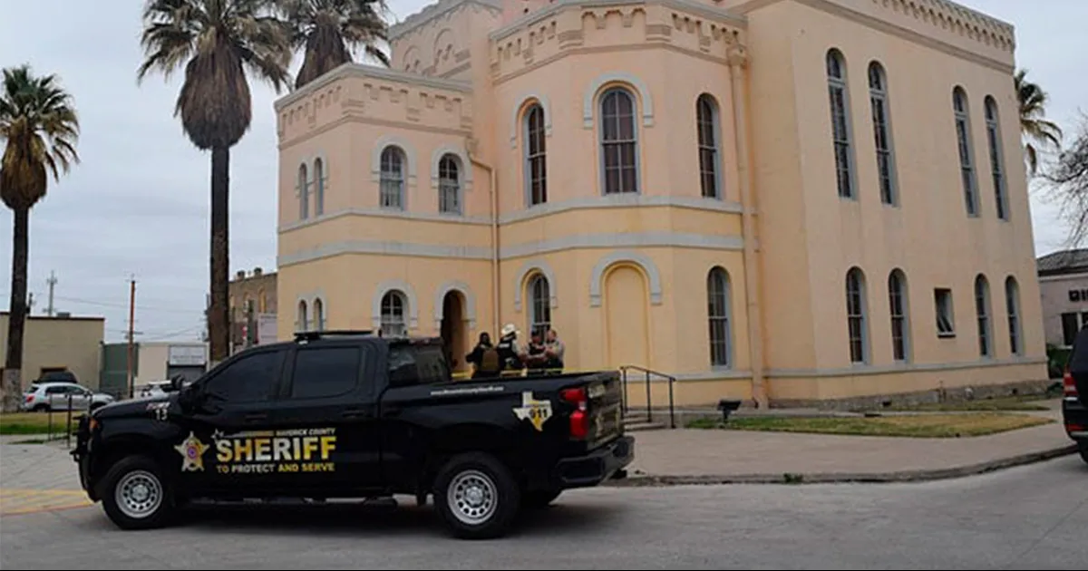 Ya estaba libre bajo fianza; estuvo atendiendo audiencias ante la corte pero en un receso ya no regresó a escuchar su sentencia