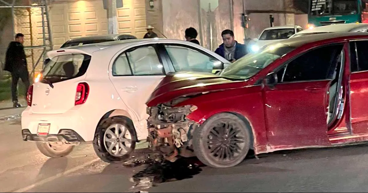 Se impactan 2 autos en Villa de Herrera