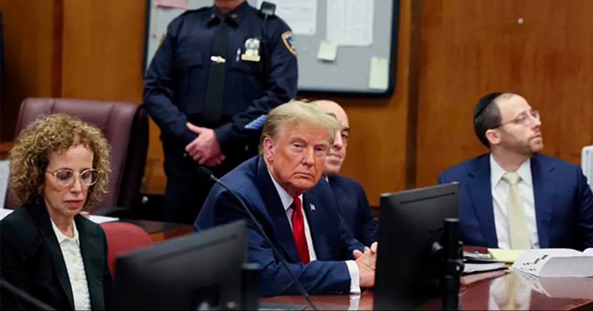 El magistrado Juan Merchan anunció su decisión ante el propio Trump, que este jueves se desplazó a un tribunal