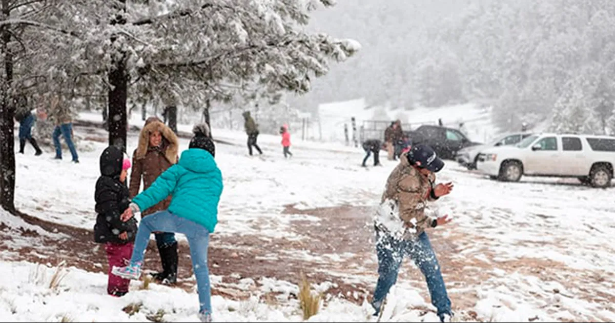 Maravilla nevada en Arteaga; lluvia desata caos