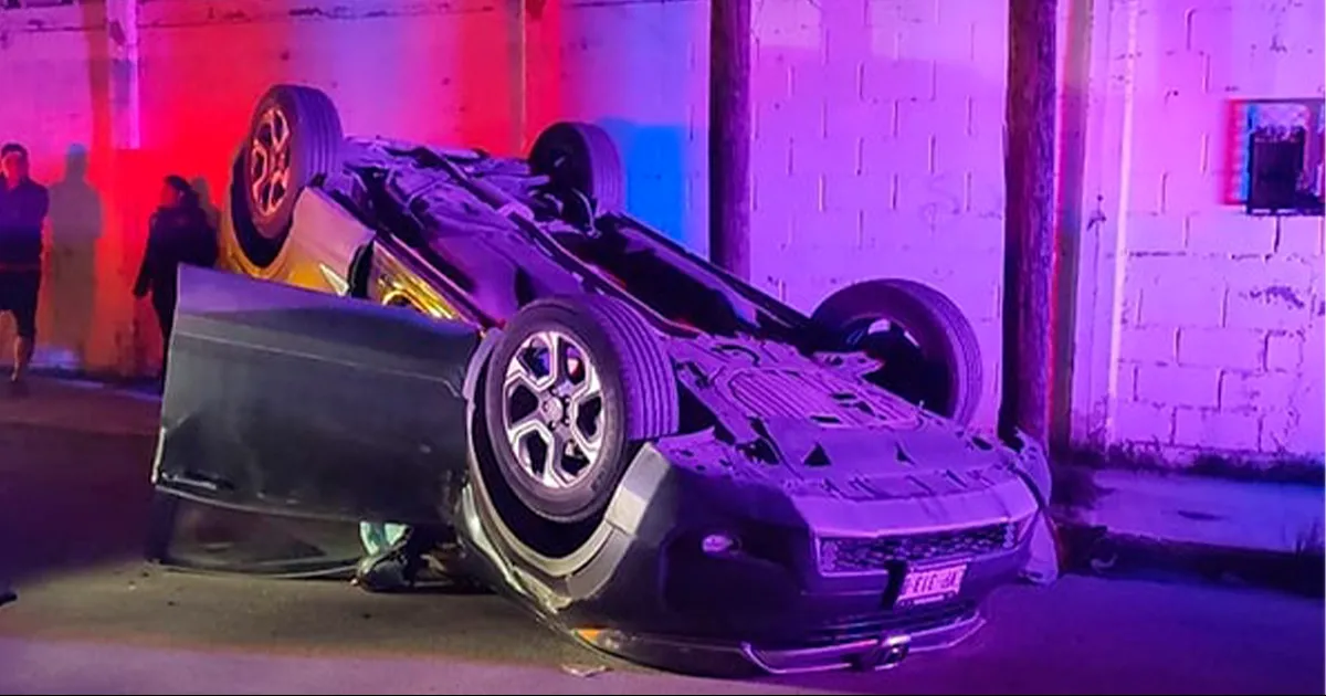 Perdió el control del volante por ir mandando mensajes en el celular