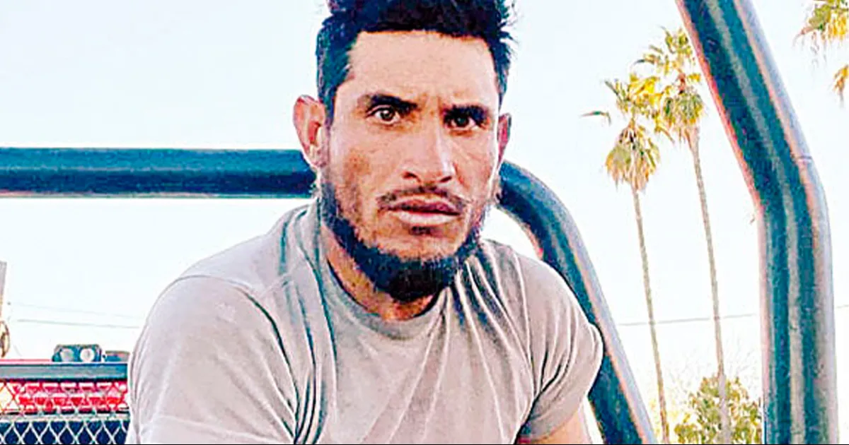 Luego de ser fuertemente golpeado por dos agresivos sujetos justo cuando salía de los cajeros del banco.