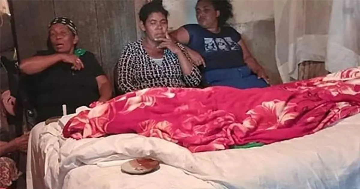 Mujer fue desenterrada por su familia y le rezaron cinco días para resucitarla
