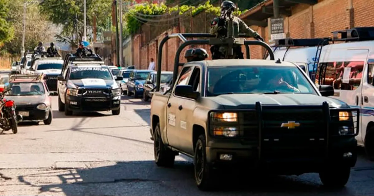 Detienen a 37 estudiantes en Guerrero tras vandalizar vehículos en protesta a la GN