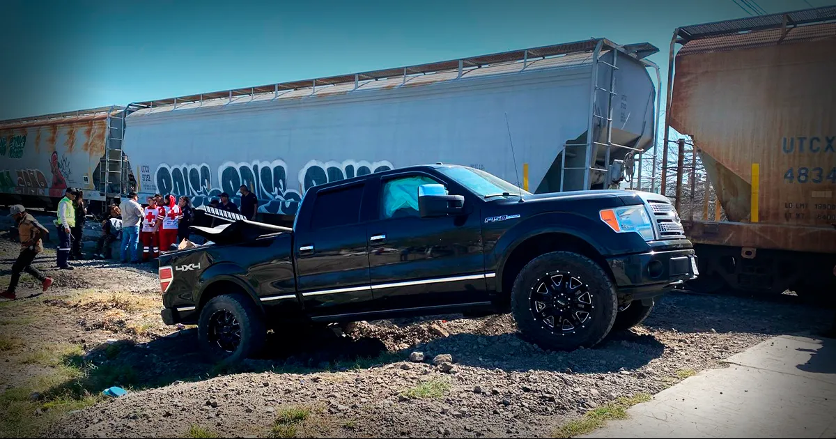 Trata de ganarle paso al tren y destroza camioneta