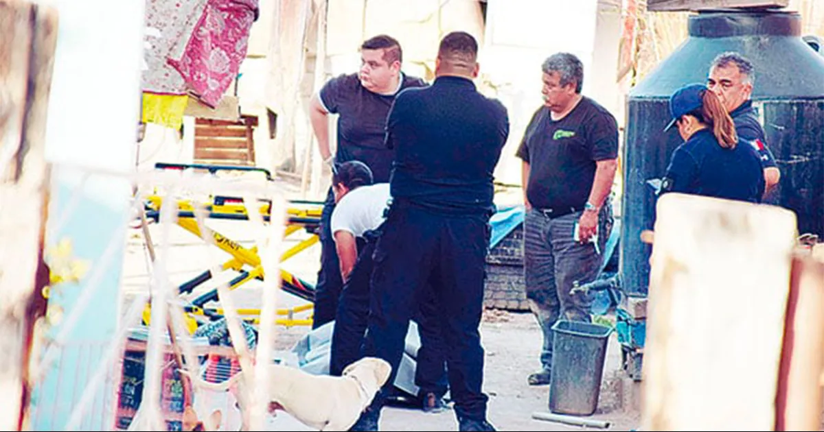 El hallazgo de la fatídica escena lo hicieron sus padres, quienes descolgaron a su hijo y pidieron ayuda de una ambulancia y la presencia de las autoridades municipales.