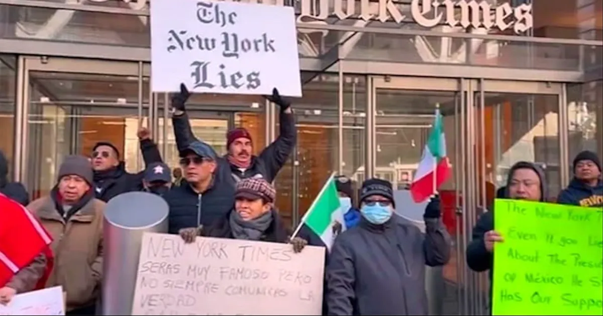 Protestan seguidores de AMLO frente a oficinas del NYT