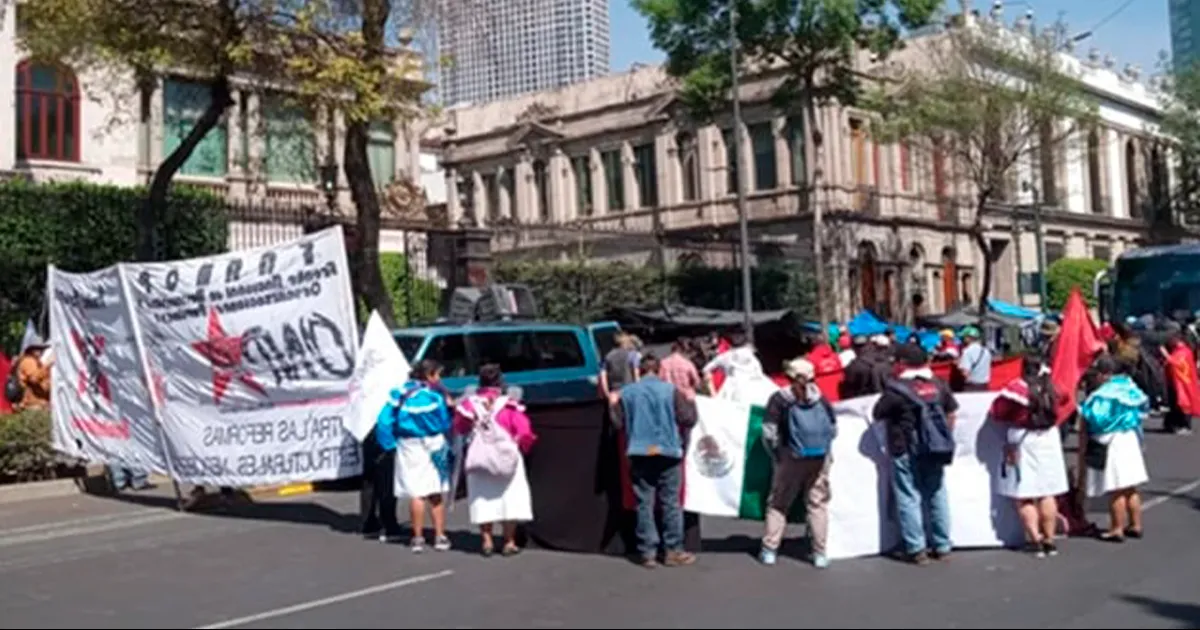 Padres de los 43 estudiantes desaparecidos el 26 de septiembre de 2014 mantienen un plantón en el Zócalo de la CDMX para demandar que los reciba directamente el Presidente Andrés Manuel López Obrador.