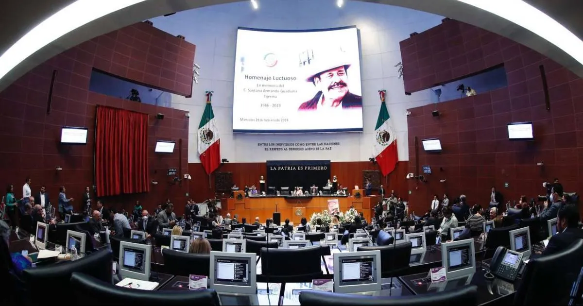 Finalmente, las y los asistentes al homenaje, guardaron un minuto de silencio en memoria del Senador